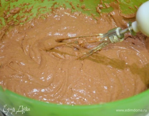 Молоко влить тонкой струйкой.
Взбить все миксером на средней скорости.
