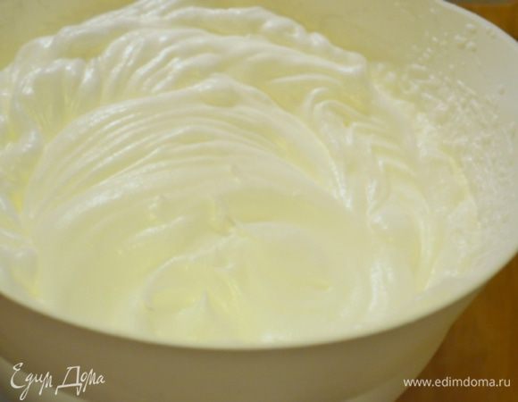 Белки взбить с солью в крепкую пену.
