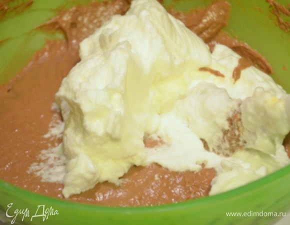 Порционно, аккуратно подмешать белки в тесто. Размешивает силиконовой лопаткой. 
