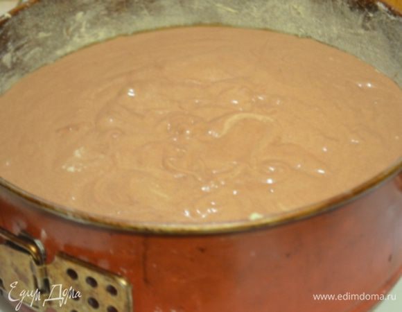 Выложить тесто в нее, и выпекать 1 -1,15 часа при 180 гр. Готовность проверить деревянной шпажкой.
