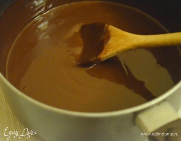 Для ганаша распустить в горячих сливках шоколад.
