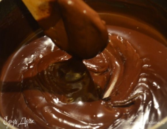 Размешать чтобы шоколад полностью разошелся в сливках. Остудить в холодильнике примерно 30 минут.

