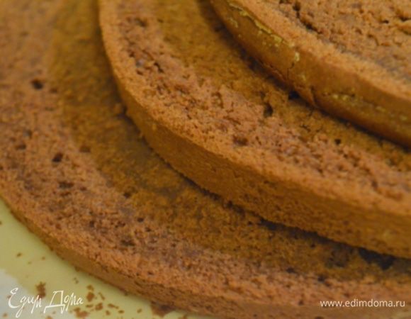 Бисквит разрезать на 3 коржа.
