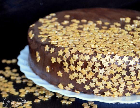 Горячим ножом выровнять торт, украсить в новогоднем стиле.