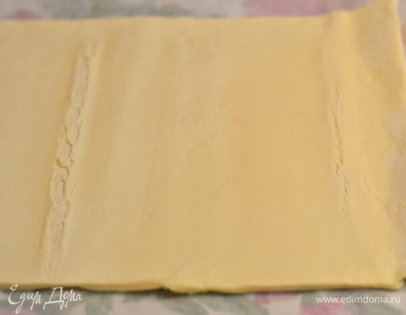 Готовим коржи. Слоеное тесто делим на 2 части. Если у вас тесто 1кг,то на 4. У меня было два рулончика по 500 г.
