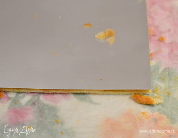 Теперь подложите трафарет или просто выровняйте края,как вам больше нравится. Обрезки раскрошить в крошку.