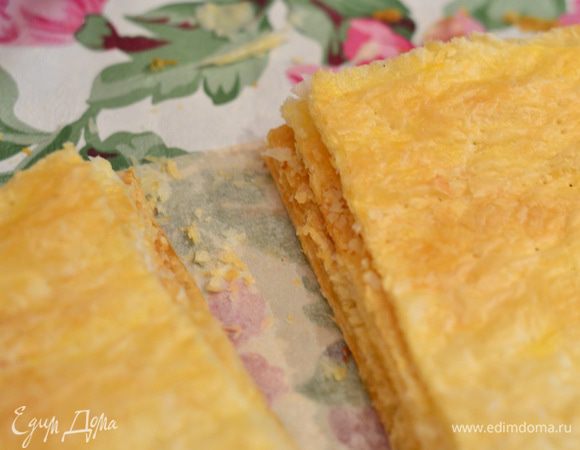 Я разделила стопочку коржей  ровненько еще на 2 части,чтобы было побольше слоев.