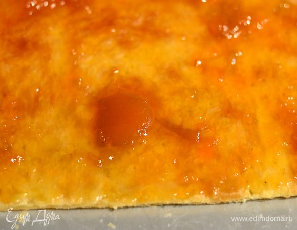 Теперь смазываем по желанию коржи абрикосовым джемом,можно не все,