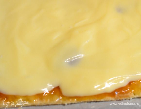 затем кремом и так поочередно,и быстренько украсить бока и верх тортика крошкой. Посыпать сахарной пудрой.