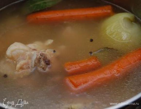 Итак, мясо хорошенько моем, зачищаем от всех ненужностей, заливаем водой и оставляем на сутки (воду меняем).  Нужно ли писать, что все кости обязательно должны быть перерублены крепкой рукой мясника в нескольких местах.....  Затем в большой кастрюле доводим воду до кипения, закладываем мясо, даем закипеть. Мясо извлечь, воду слить и все заново. Когда вы опустите мясо во второй раз – снимите пену и максимально тихом огне варите, как я уже писала выше, минимум 6 часов. После добавьте овощи, специи, чеснок и варите еще 20 минут. Посолить по вкусу.