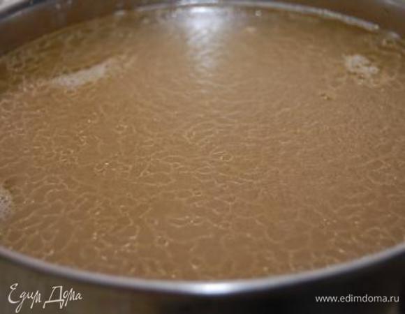 Бульону дать постоять (пусть на дно осядет все ненужное) и тихонечко процедить через 4 слоя марли.  Дважды! И еще раз снять верхний жирок. 