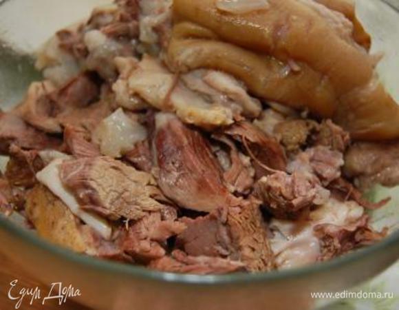 Мясо отделить от костей.