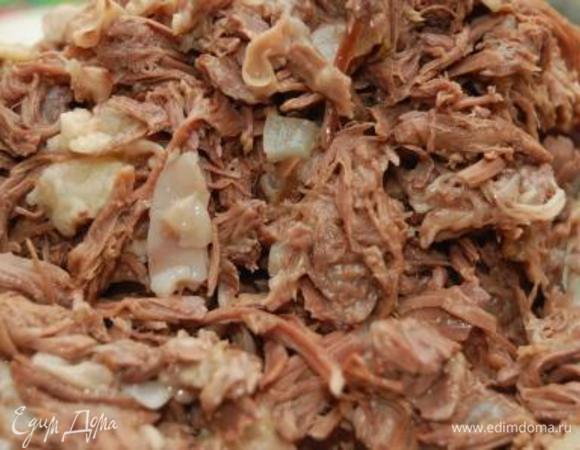 Все хрящики я режу ножом, а мясо разбираю руками на волокна. Тщательно перемешать.