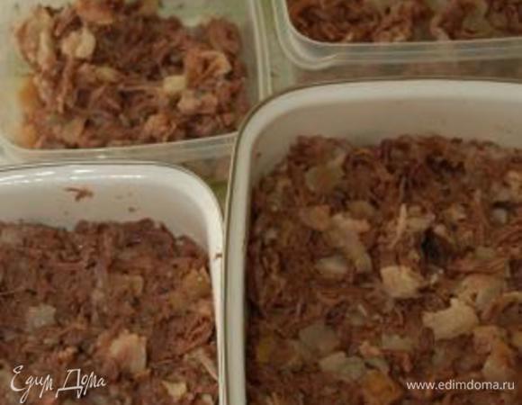 Складываем в подходящие лотки мясо