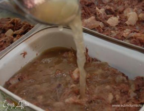 и заливаем бульоном. Конечно же, можно сделать немыслимой красоты морковные розы, или или цветы из петрушки….. но я в холодце это не приветствую. Мясо! И только мясо!!!  После, накрыть лоточки крышками и вынести на балкон, чтобы содержимое полностью остыло.  Затем перенести в холодильник.