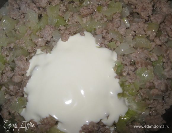 Приготовленный фарш обжарить. Добавить обжаренный лук, сметану, майонез. Обжаривать 3-5 минут. 
