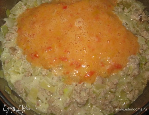 Затем добавить к фаршу измельченные помидоры (предварительно сняв кожицу) или томатную пасту. Обжаривать еще 3 минуты.
