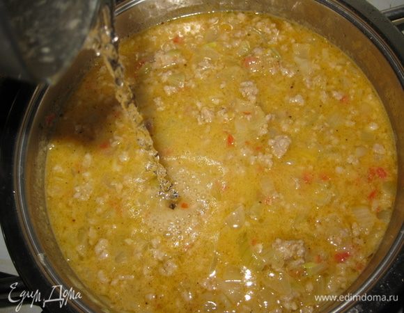 Затем добавить воду или бульон, соль, перц и измельченный чеснок. Протушить около 5 минут. 