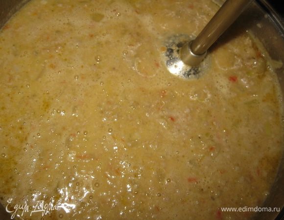 Затем перемешать миксером до образования густой однородной массы и взбить блендером. 
На большое блюдо уложить спагетти, в середину влить соус.