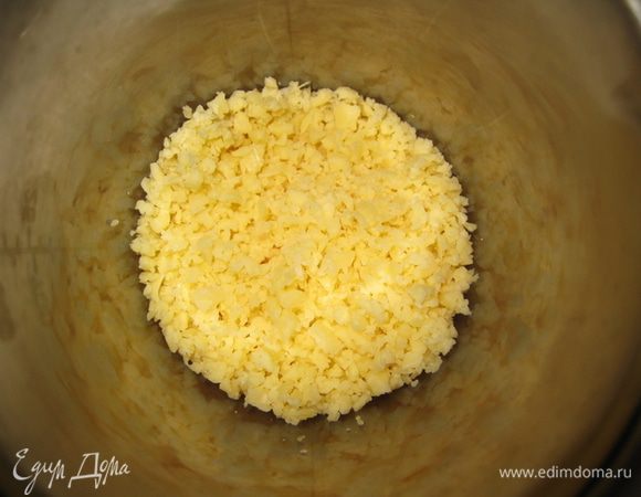 Измельчить сыр.