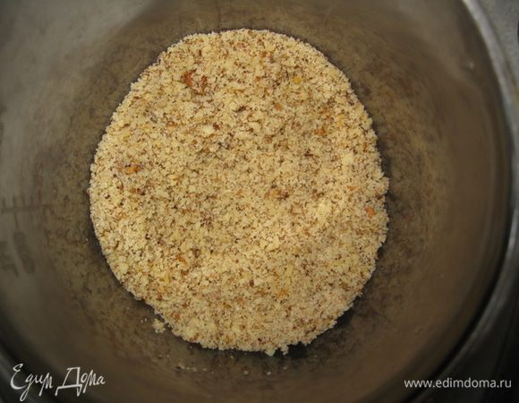 Измельчить орехи и чеснок.