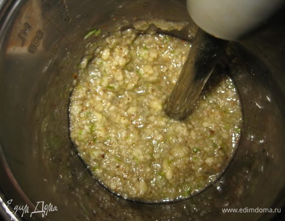 Смешать продукты в цилиндрической емкости (желательно) и добавить измельченный базилик и, добавляя оливковое масло до желанной консистенции, хорошо перемешать блендером.