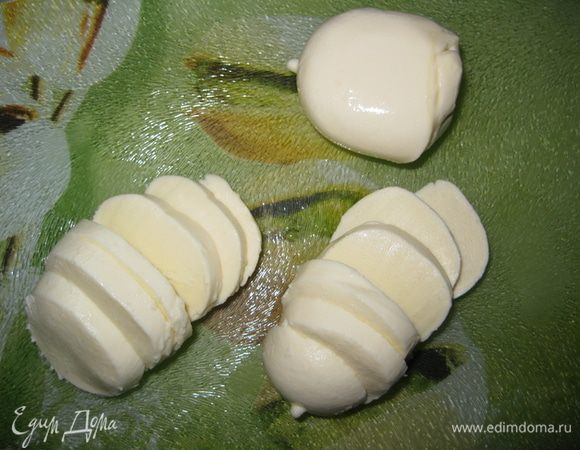 Порезать моццареллу клинышками.