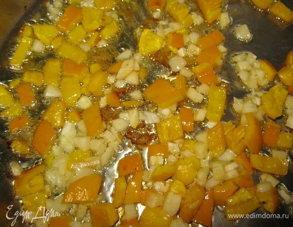  Раздавите 2 дольки чеснока, смешайте их с лимонным соком, травами, маслом, солью и перцем. Всю эту смесь в блюде для запекания поставте в разогретую духовку на 3 минуты. Добавте перц и оставшийся чеснок в посуду для запекания и поставьте снова в духовку. 