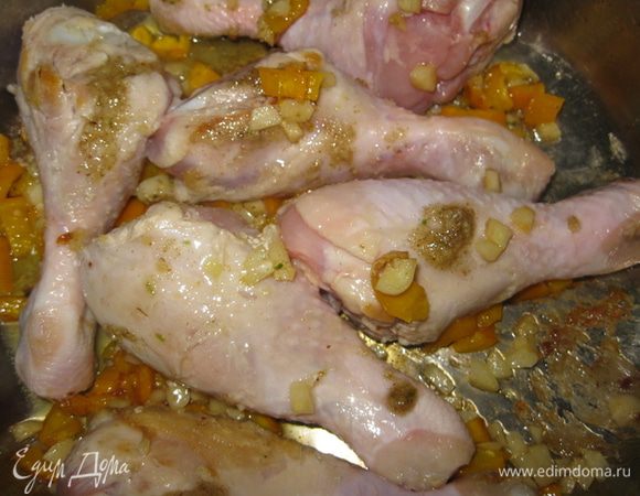 Через 5 минут добавьте куриные ножки и перемешайте с приготовленным соусом. Запекайте в течение 20-25 мин.