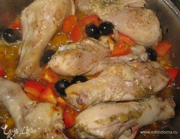 За 10 минут до конца добавьте маслины и мелко порезаные помидоры.
Приятного аппетита!