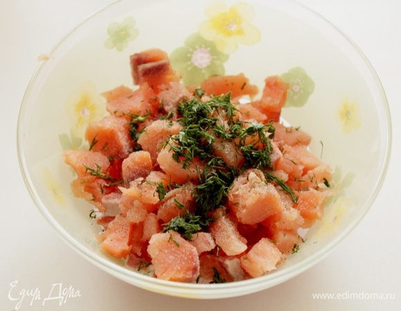 Берём рыбу, удаляем  косточки , режем на мелкие кусочки, добавляем по вкусу соль, измельчённую зелень , сок лимона .
Перемешиваем всё и оставляем мариноваться на 15 - 20 мин. 