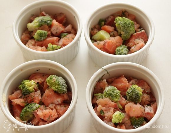 Рыбу перекладываем в кокотницы, смазанные сливочным маслом.,"втыкаем соцветия брокколи.