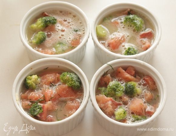 Взбиваем яйца с небольшим количеством соли из расчёта 1 яйцо на одну кокотницу.
И заливаем  рыбку, аккуратно перемешать.