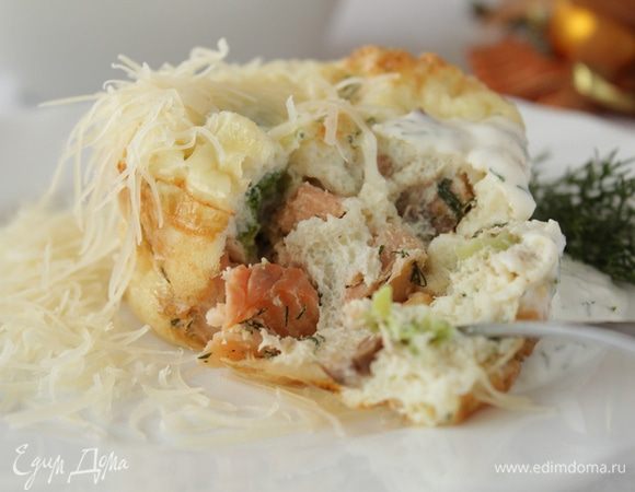 Затем натираем твёрдый  пармезан.
Достаём готовую рыбу.
Посыпаем сыром, поливаем соусом .Приятного аппетита!