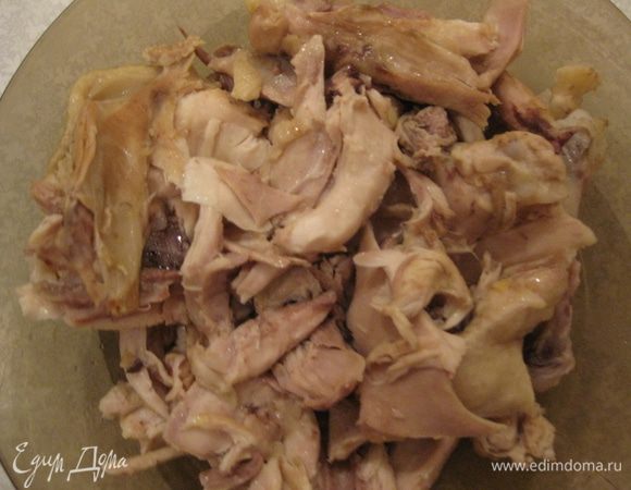 Варим и режем курицу. 