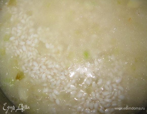 Всыпать рис и перемешать, чтобы он полностью был покрыт маслом. Посолите, поперчите по вкусу.