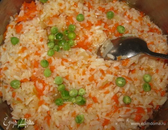 Добавьте бульон, который остался после варки курицы, морковь, горошек, перец, доведите до кипения. Уменьшите огонь и варите 15-20 мин, помешивая через 5 минут. 