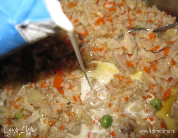 Добавьте порезаную курицу, сыр и сливки. Перемешайте. Снимите с огня, накройте крышкой и оставьте на 10 мин. 
Потом подавайте на стол.
Вкуснейшее ризотто готово!