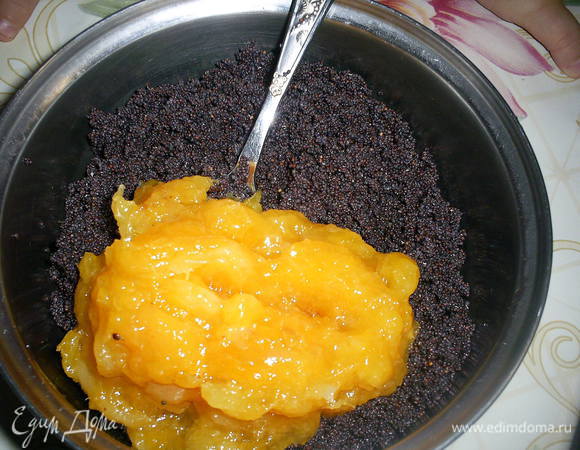 Мак заранее заливаем кипятком. Оставляем на полчаса, затем тщательно размешиваем ложкой и сливаем воду. Добавляем сахар и густой абрикосовый джем. Я добавила пресервы из кураги http://www.edimdoma.ru/retsepty/60120-domashnie-preservy-iz-kuragi, так как они густые и начинка при выпекании не вытекает из пирожков. Все тщательно перемешиваем.