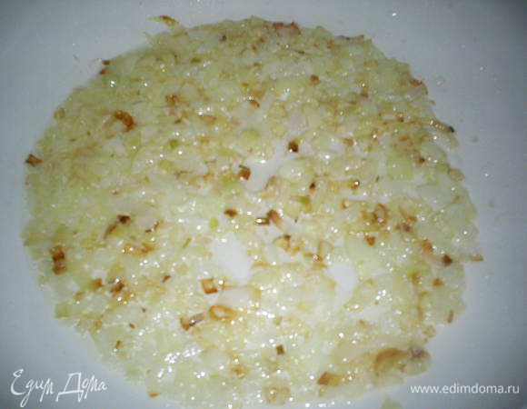 Лук очищаем, мелко нарезаем и обжариваем  на растительном масле до золотистого цвета.