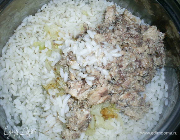 Рис отвариваем в подсоленной воде. К остывшему рису добавляем обжаренный лук и размятую вилкой консерву. Все перемешиваем до однородности.