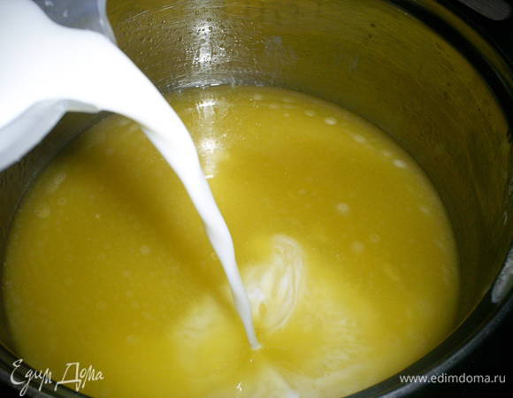 Сразу же добавляем к нему холодное молоко. У нас должна получиться теплая смесь.