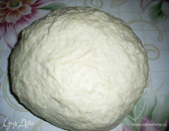 Дрожжи растираем с сахаром, добавляем их к молочной смеси. Туда же отправляем соль и три стакана муки. При замешивании теста по необходимости будем  досыпать остальную муку. Мы должны получить мягкое, нетяжелое тесто.