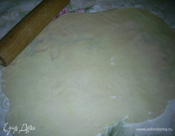 Никакой расстойки! Сразу же делим тесто на 6 частей. Каждую раскатываем в прямоугольный пласт 50*30 см. И стол и тесто при работе обязательно посыпаем мукой.