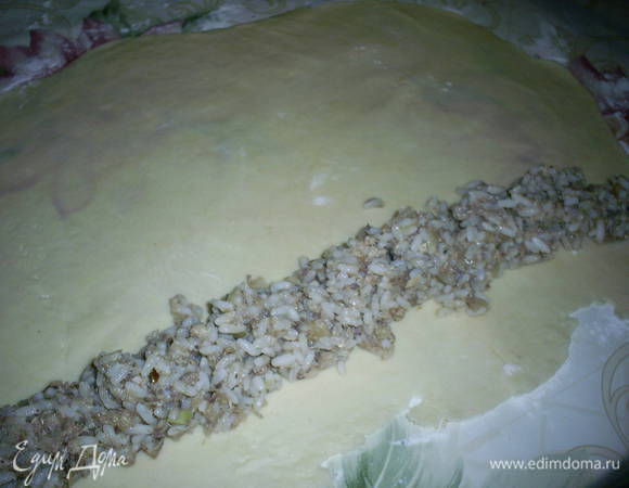 Вдоль большей части выкладываем начинку. Еще раз предупреждаю: во избежания лишней головной боли ее должно быть немного. Оптимальное количество - 1/6 часть любой из приведенных выше начинок. Можете выбрать любую другую, но не переборщите с ее количеством.