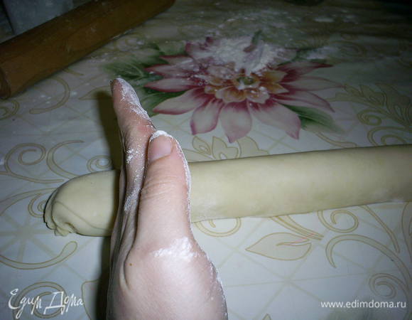 Теперь начинается все самое интересное. Ребро ладони окунаем в муку и распиливаем полученный рулетик на 10 равных частей. Еще раз акцентирую ваше внимание: именно распиливаем, а не передавливаем. При таком способе формовки края пирожков склеятся. 
Их можно дополнительно слепить, придавая привычную нам форму пирожков, а не подушечек. Таким образом у нас получится 60  симпатичных крошек пирожков.