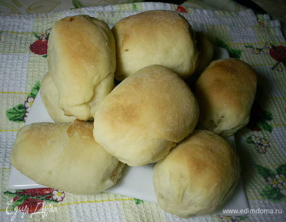 Сразу же выкладываем их на противень, застеленный бумагой. Ничего и ничем не смазываем и сразу отправляем их в разогретую до 180 градусов духовку. Выпекаем примерно 20 минут до красивого золотистого цвета. 