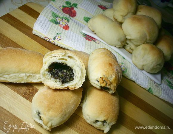 Готовые пирожки просто невероятно вкусные, слоеные, ароматные и тающие во рту. Пока они полностью не остынут, не складывайте их друг на друга, а то они просто помнутся. И самое главное - на следующий день они остаются такими же мягкими как сразу после выпечки! Приятного аппетита!!!