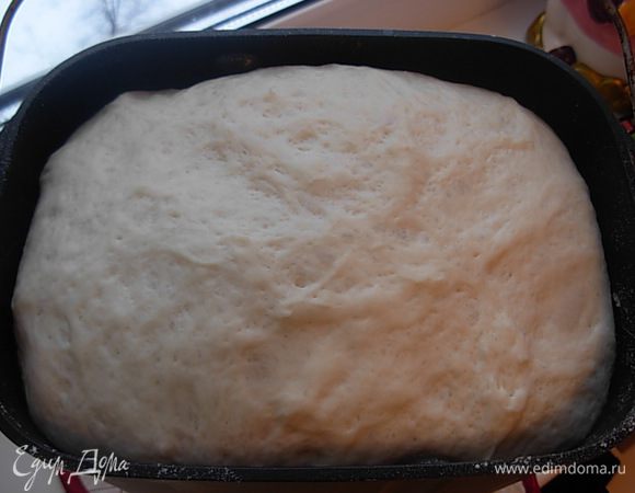 Получается довольно мягкое, липнущее к рукам тесто.
Даю подняться один раз(примерно час). Обминаю,  затем расстаиваю еще раз, до полного подъема, еще час.