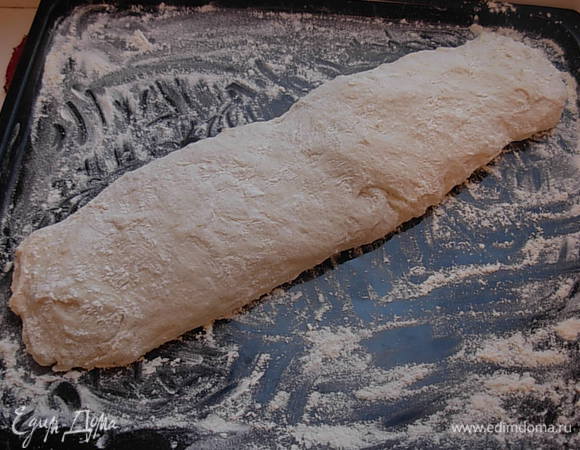Затем присыпаю лист, на котором буду выпекать, мукой, выкладываю тесто и формирую булку.
Сверху присыпаю мукой, чтобы не подсохла.
Оставляю на расстойку 30-40 минут.
